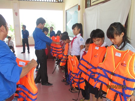 Đoàn Thanh niên Sở GTVT Quảng Nam tuyên truyền pháp luật giao thông đường thủy nội địa
